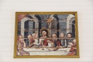 Kirkon vanha Thomas Kempen maalaaman alttaritaulun osa, valokuva kehyksissä..